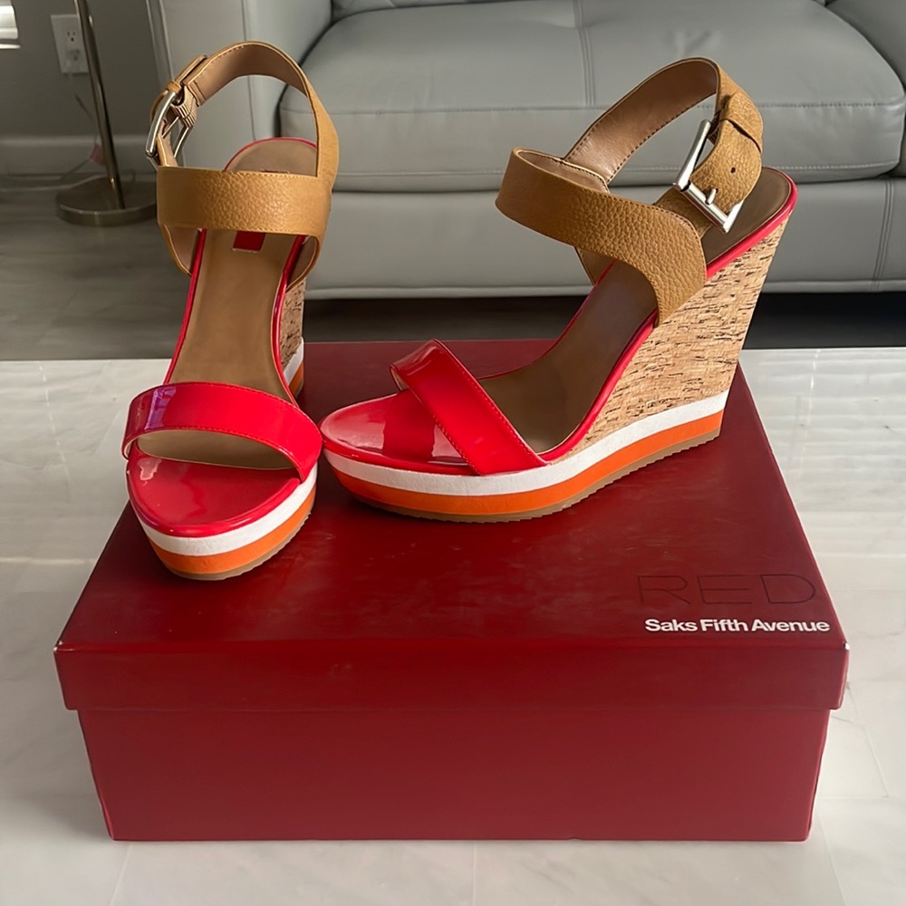 Brand new never worn! size 9 saks fifth ave RED Label beautiful Wedges